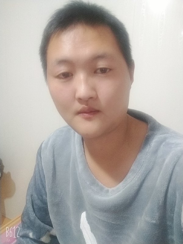 烟圈里透着伤的第一张照片--长沙相亲服务中心