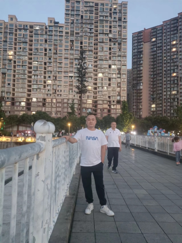 寂寞的男人的第一张照片--长沙相亲服务中心